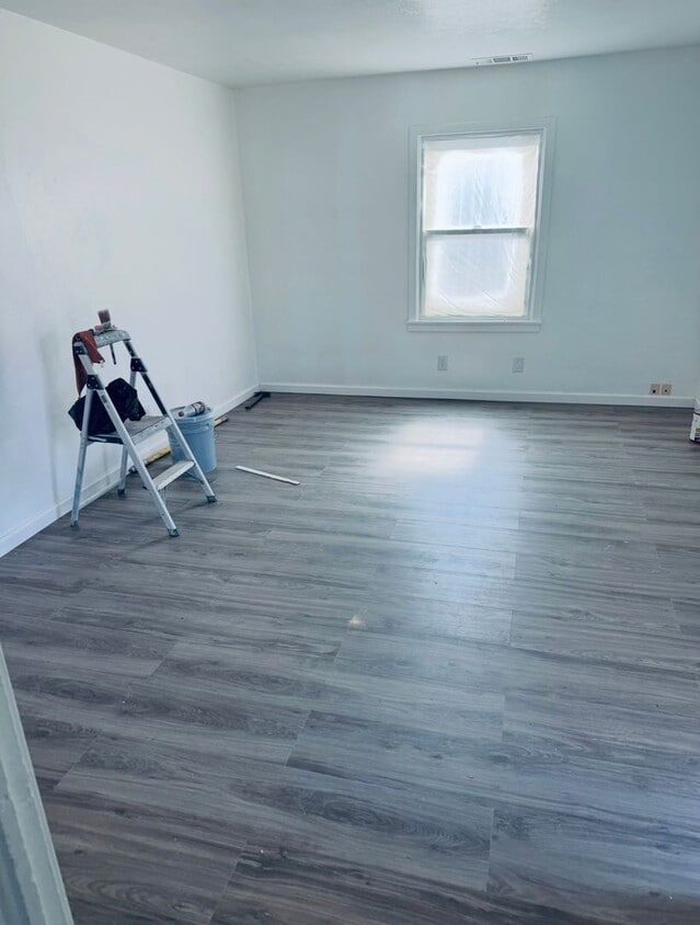 Building Photo - Fully remodeled 2 bedrooms and 1 bathroom, single-story home in Visalia, CA!