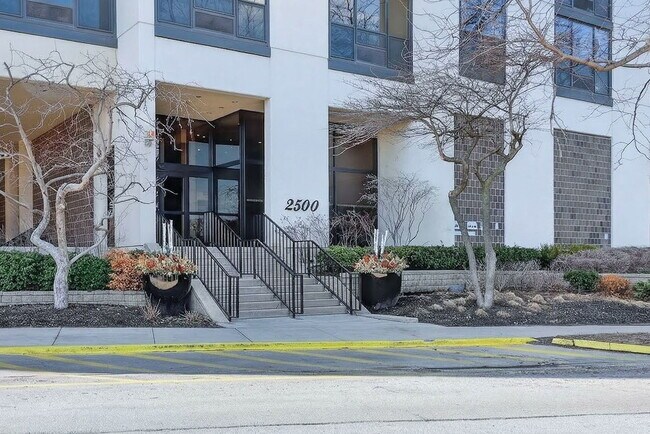 Foto del edificio - 2500 N Lakeview Ave