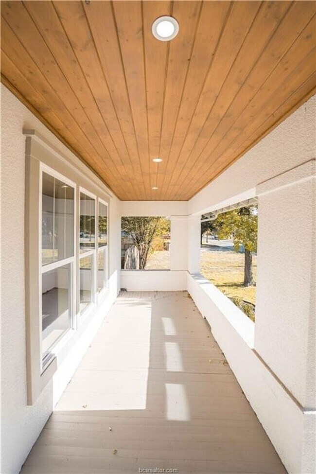 Building Photo - AUGUST 2025 PRE-LEASE!! Stunning Remodeled...