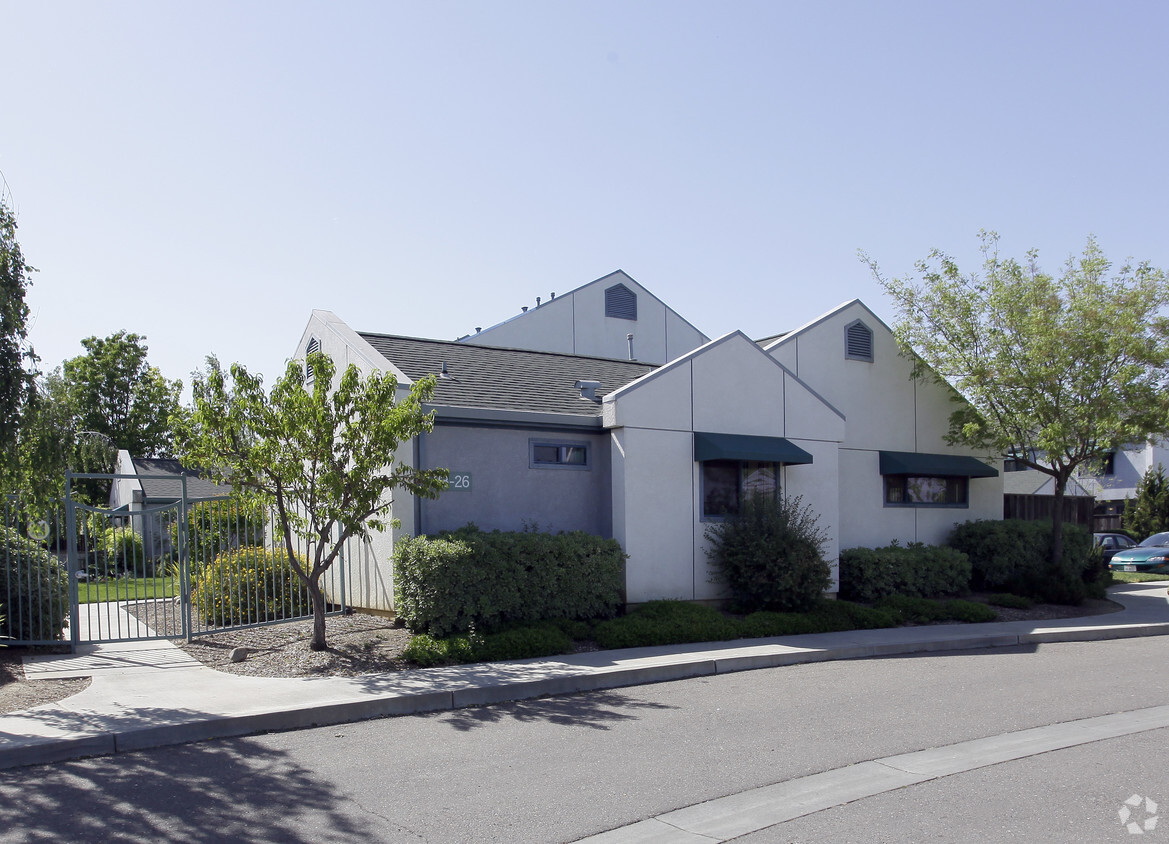 Primary Photo - Twin Pines Apartments