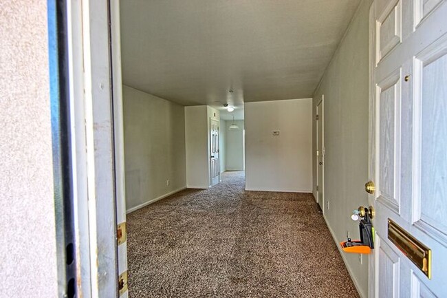 Building Photo - 720 Sunny Ln