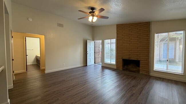 Building Photo - 5771 N Valentine Ave