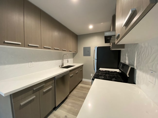 Building Photo - 514 S Mariposa Ave