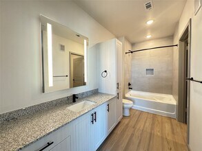 Building Photo - 11604 Stonehollow Dr