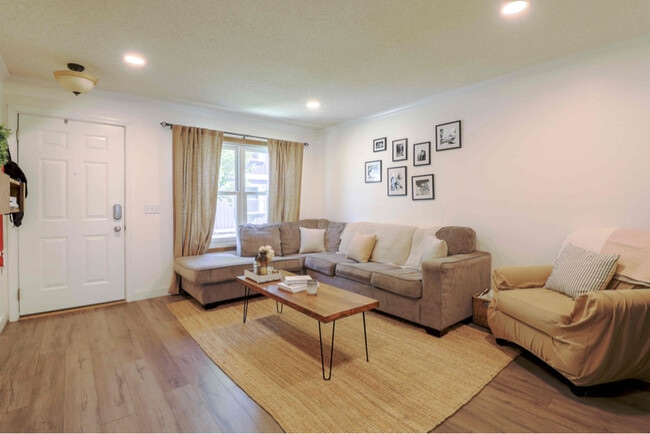 Building Photo - 2080 Oakcrest Cir