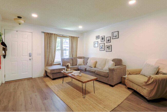 Foto del edificio - 2080 Oakcrest Cir