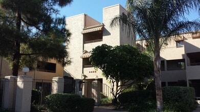 Building Photo - 6960 Hyde Park Dr