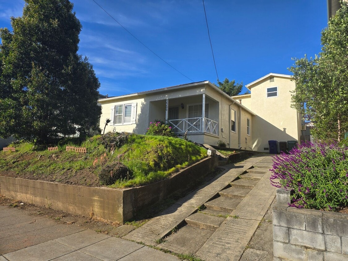 Two Story Home on the El Cerrito/Richmond House Rental in