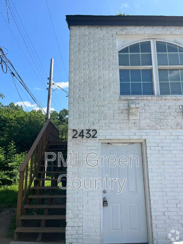 Building Photo - 2432 E Pine St
