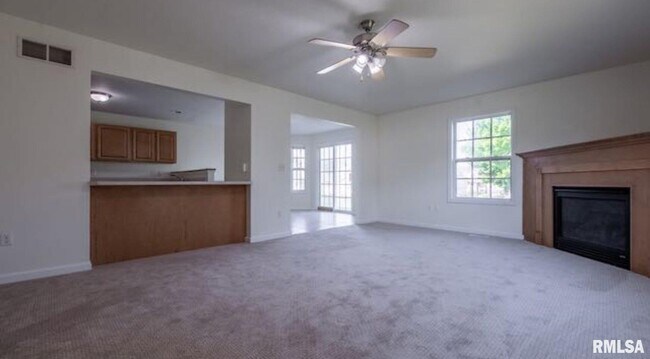 Foto del edificio - 1611 W Geneva Rd