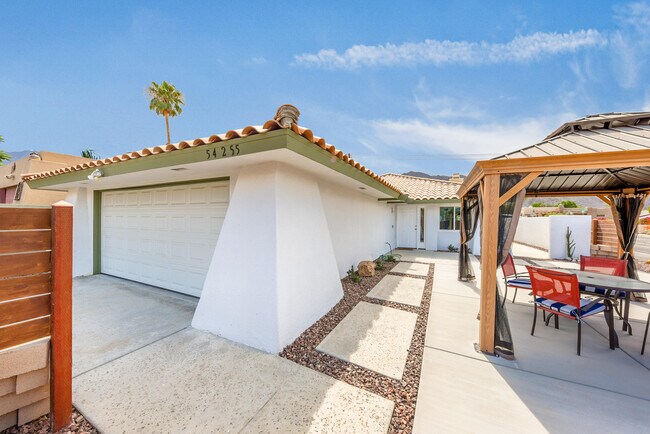Foto del edificio - 54255 Eisenhower Dr