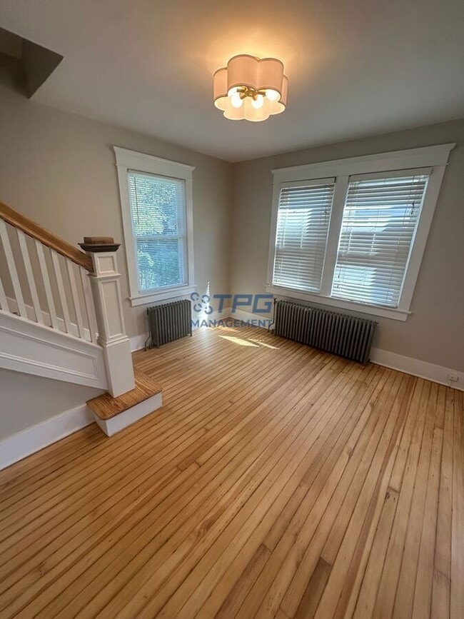 Building Photo - 13 Center St