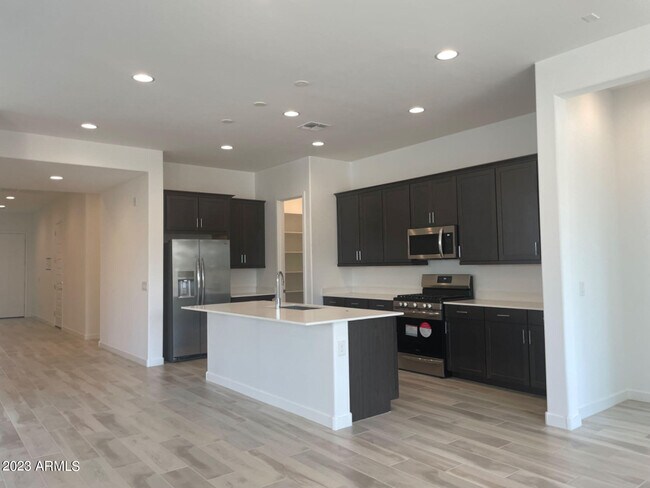 Building Photo - 21953 E Nightingale Dr