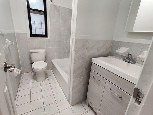 Building Photo - 3 bedroom in BRONX NY 10467