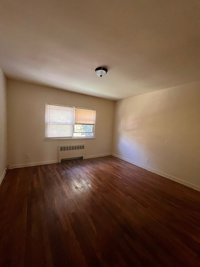 Building Photo - 162 Stegman St