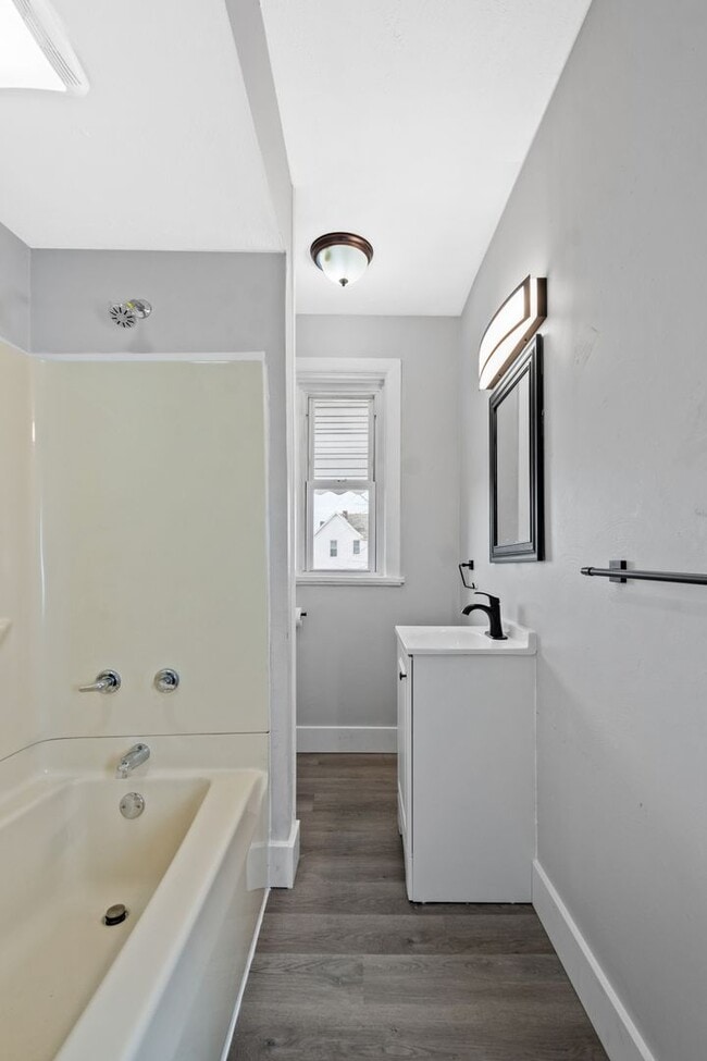 Building Photo - BLACK FRIDAY DEAL! SCORE 50% OFF 1ST MONTH'S RENT IF SIGNED BY NOV. 28! Fresh 2 bedroom home in M...