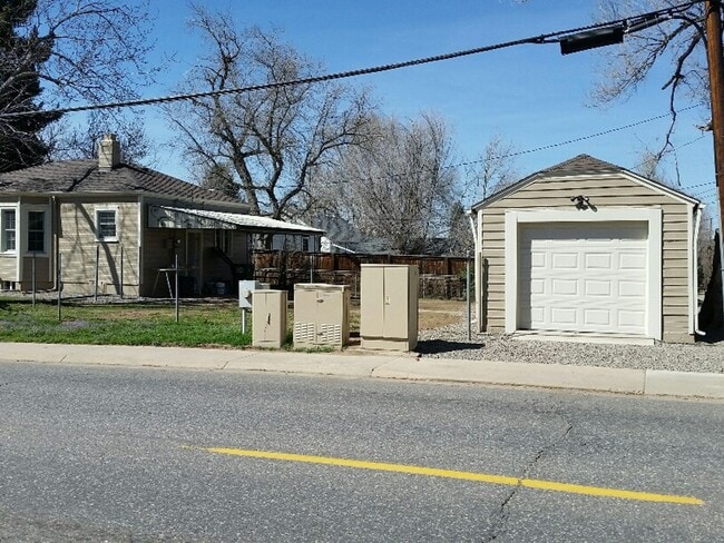 Foto del edificio - AWESOME 3-BDRM HOME NEAR DU - INCLUDES GAR...