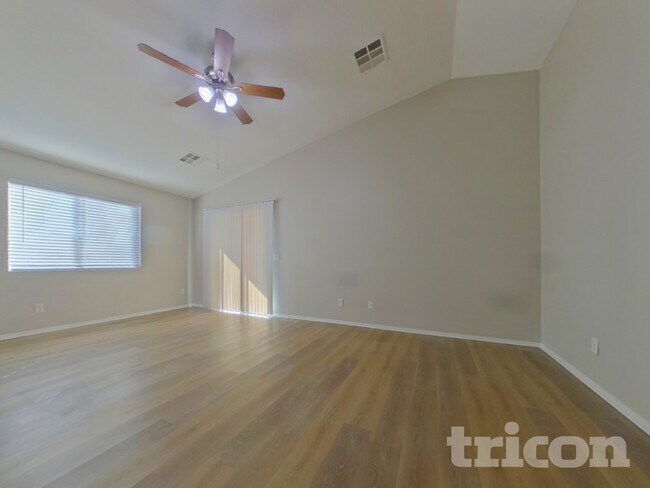 Foto del edificio - 23943 W Hadley St