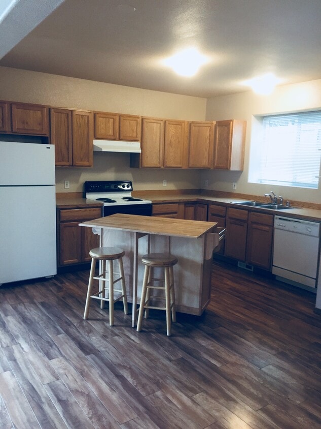 Spacious kitchen with island and stools option at no charge. - 4307 Cope Street