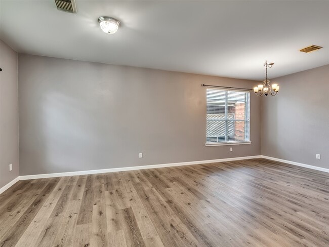 Building Photo - 1906 Cameo Ct