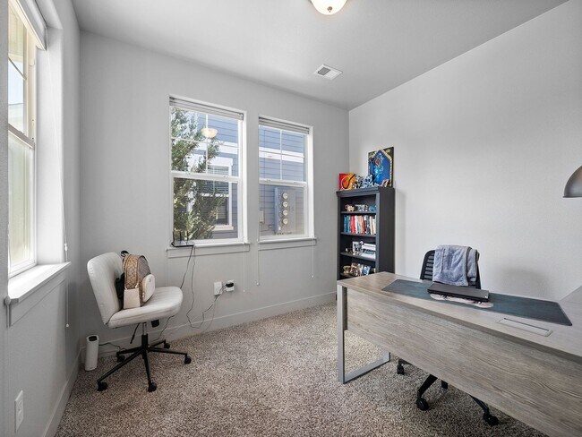 Building Photo - Beautiful 3 Bed 2.5 Bath Townhome