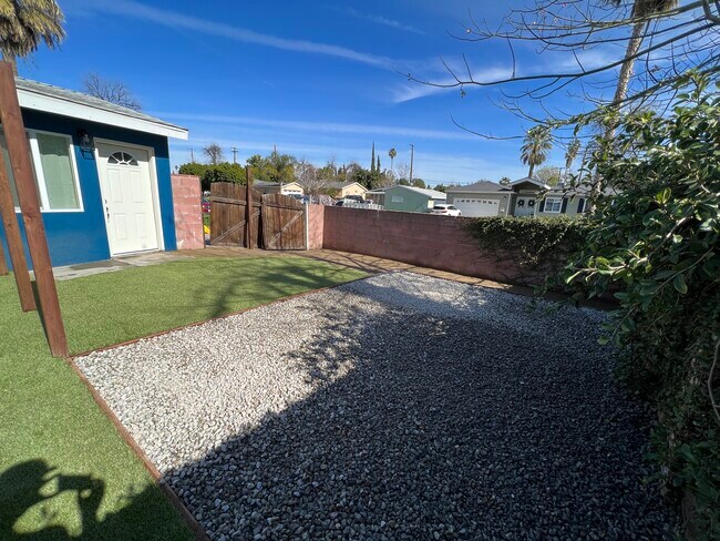 Foto del edificio - 7017 Fullbright Ave