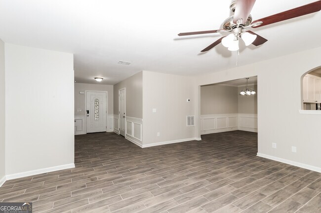 Building Photo - 1805 Roble Dr
