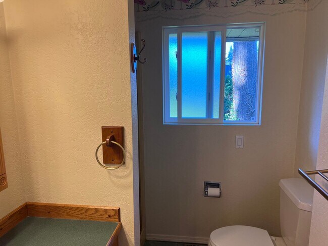 Building Photo - Beautiful Mid-Century Tri Level in quiet n...