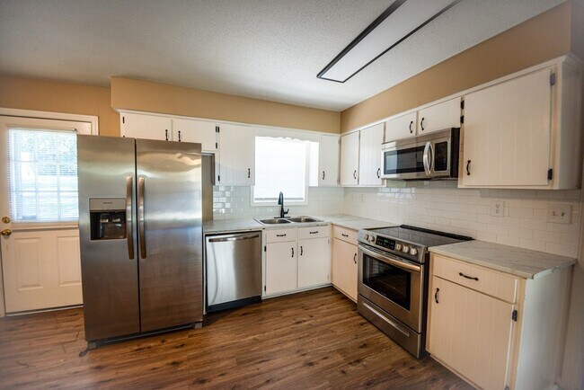 Foto del edificio - Beautiful home available today!