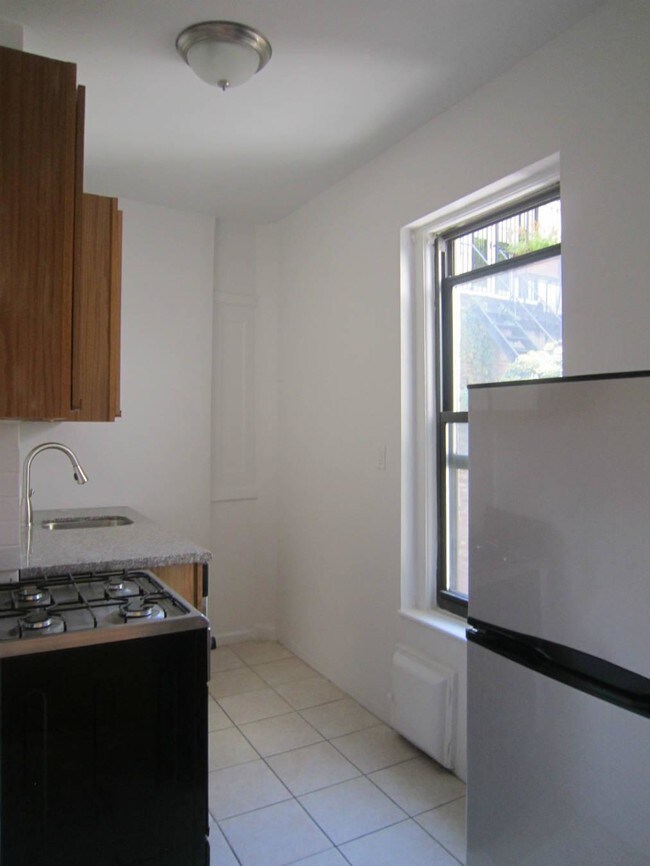 Building Photo - 325 W 71st St