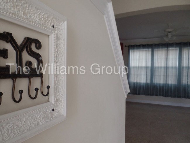 Building Photo - 1013 Bombay Dr