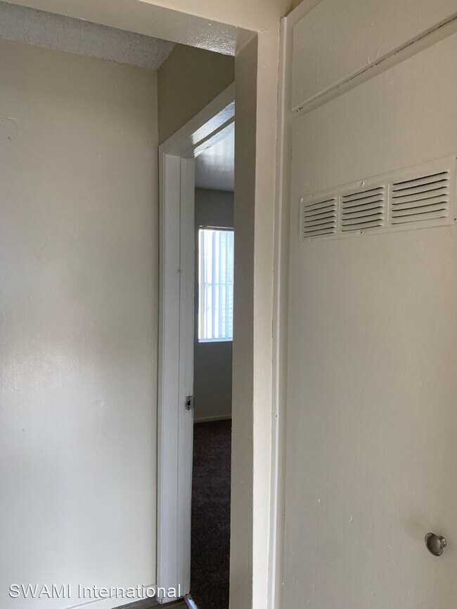 Building Photo - 617 W 78th St