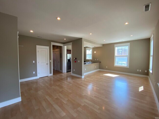 Foto del edificio - 421 E Hillside Dr