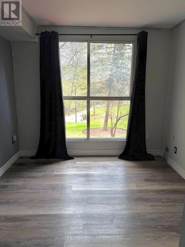 Photo du bâtiment - 8351 McLaughlin Rd S