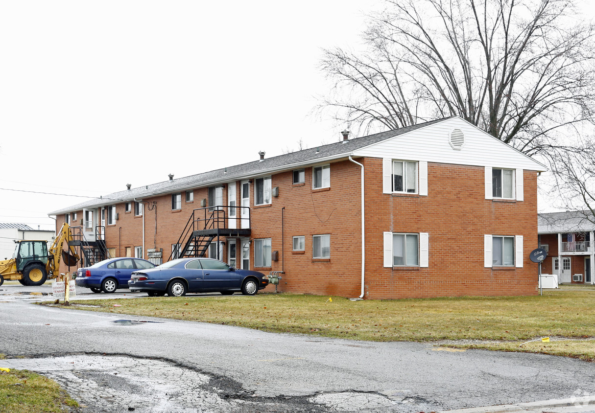 Building Photo - 1800 Queenswood Dr
