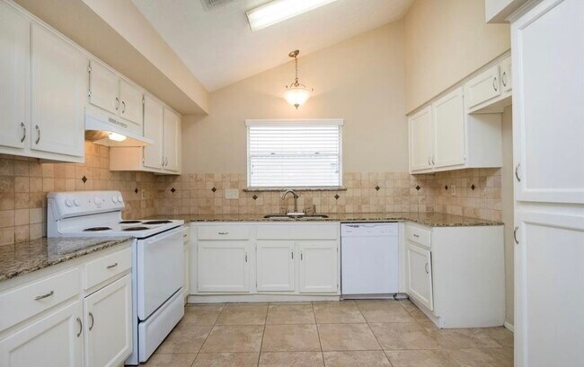 Foto del edificio - 5815 Heather St