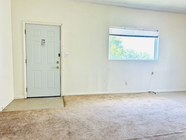 Building Photo - Affordable, Spacious Apartment!
