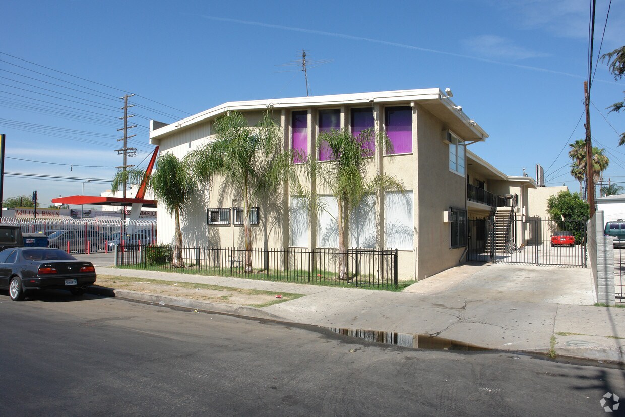 Foto del edificio - 6815 Agnes Ave