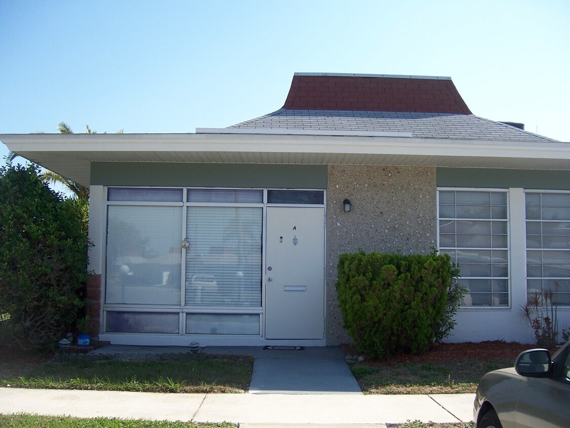 Primary Photo - 2/1 in gated community, available now!