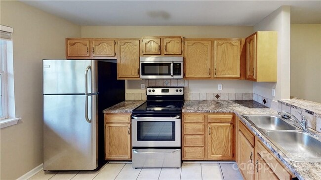 Building Photo - 3236 Summercroft Ln