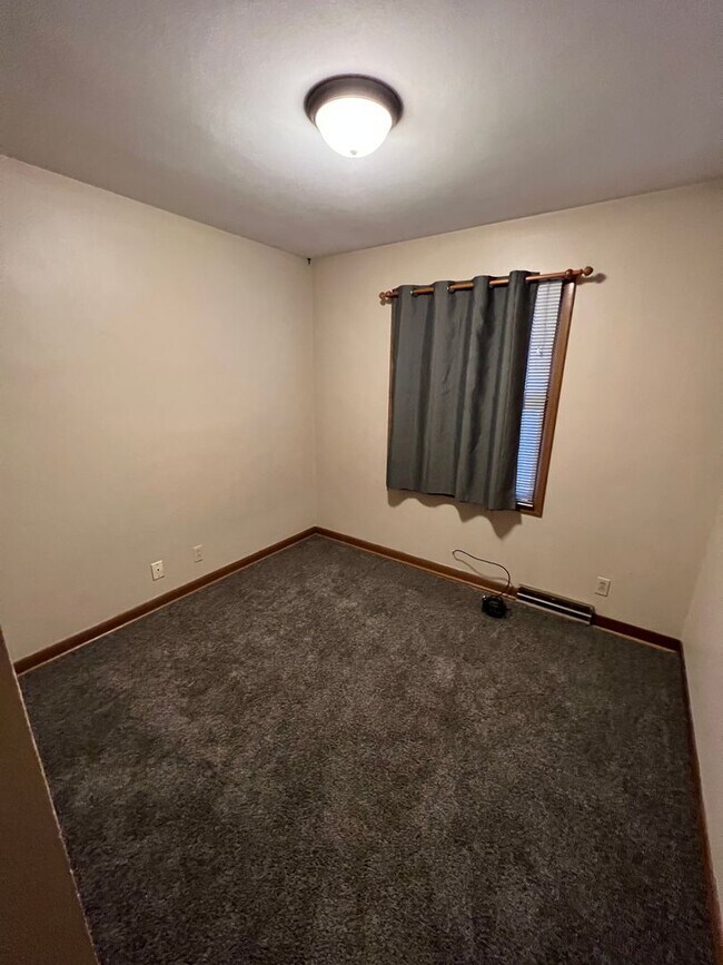 Building Photo - Three Bedroom!