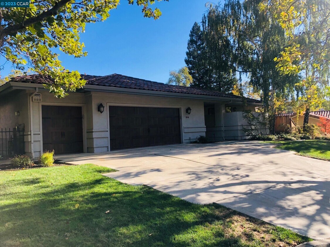 Foto principal - 306 Live Oak Dr