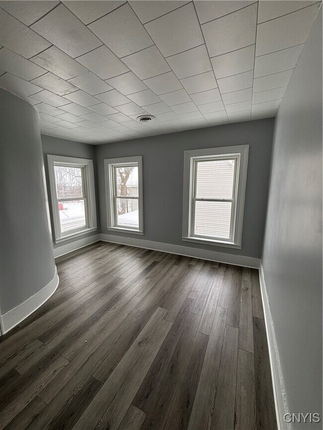 Building Photo - 156 N Meadow St