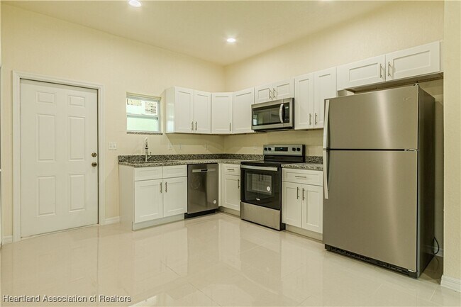 Foto del edificio - 3210 Oleander Dr