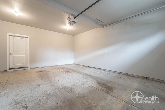 Building Photo - 14426 NE 22nd Ave
