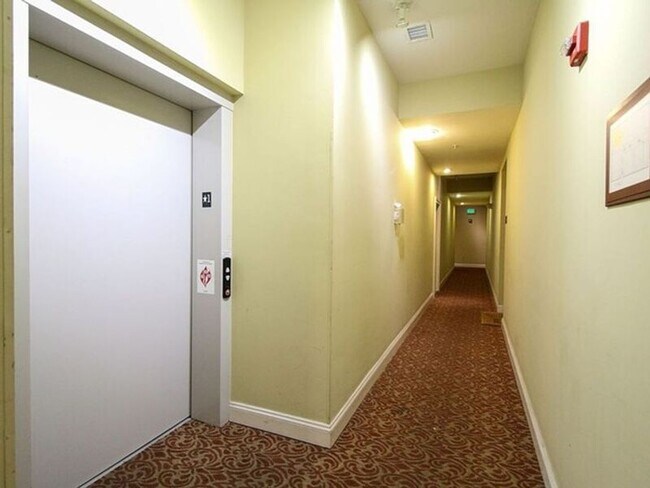 Building Photo - 125 W Saratoga St