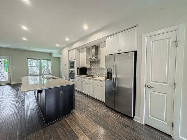 Building Photo - Stunning 3 Bed 3.5 Bath Townhome With Atta...