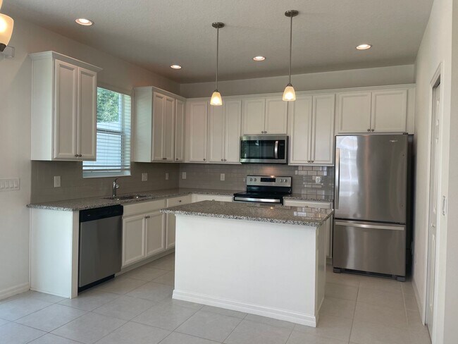 Foto del edificio - MOVE IN SPECIAL! Beautiful 3/2.5 Townhome ...