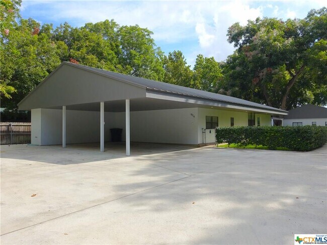 Building Photo - 904 Lakeview Trail