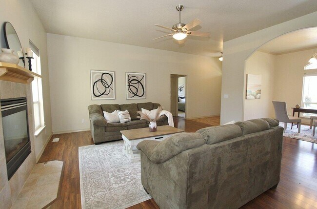 Foto del edificio - Your New Home Awaits in Bolder Creek! 4bed, 3 bath!! _ Pets Welcome.
